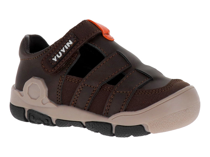 Sandalia para Niño YUYIN color chocolate con suela beige y detalle naranja en la correa.