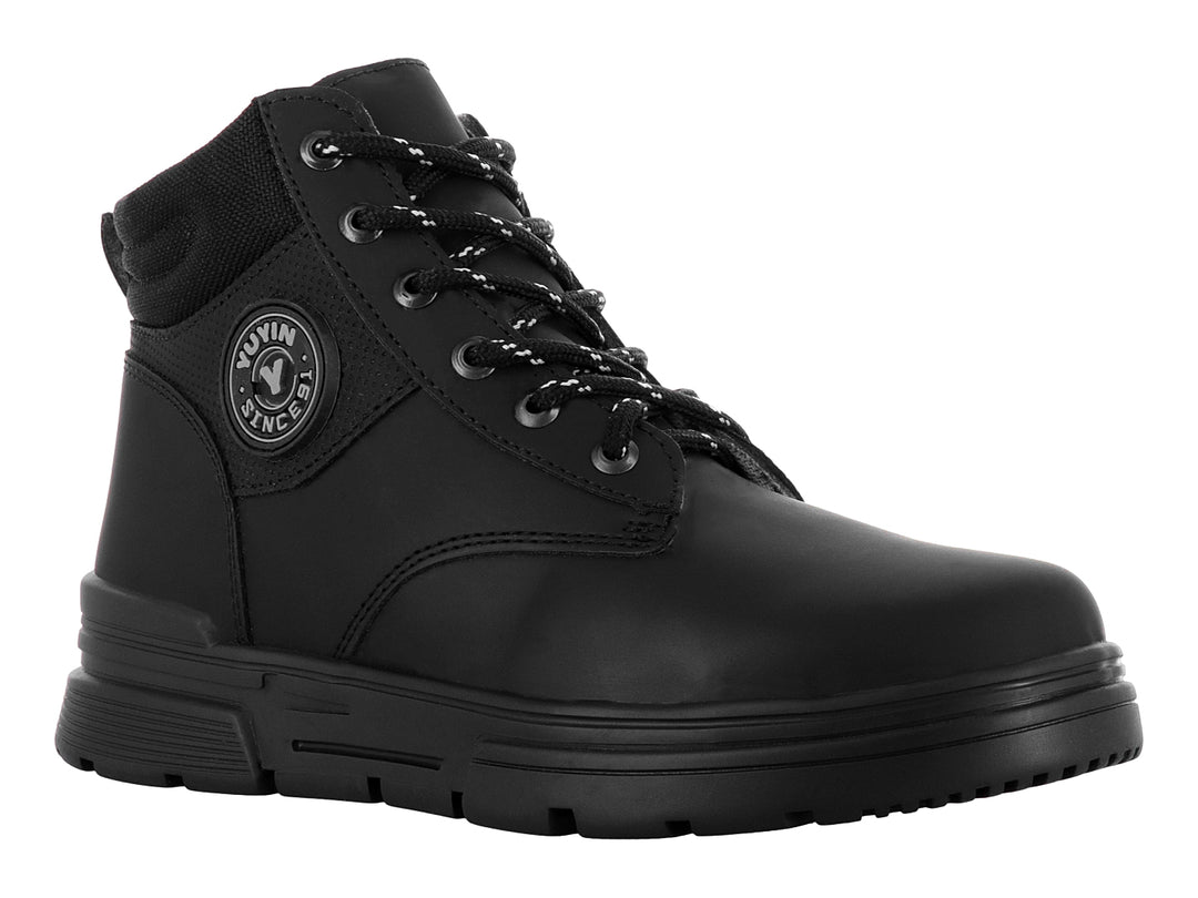 Bota negra de estilo casual con agujetas moteadas y suela gruesa.