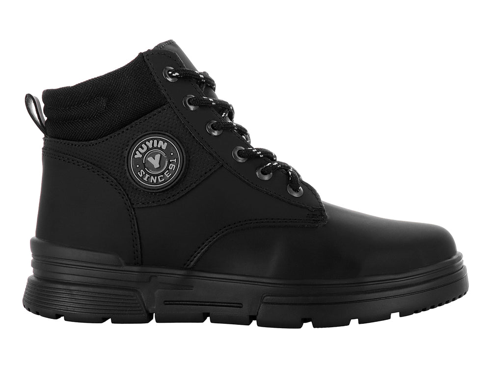 Bota negra de estilo casual con agujetas moteadas y suela gruesa.