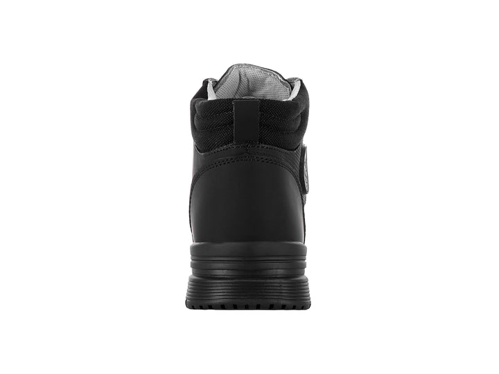 Bota negra de estilo casual con agujetas moteadas y suela gruesa.