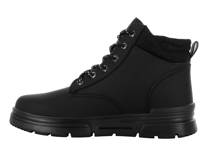 Bota negra de estilo casual con agujetas moteadas y suela gruesa.