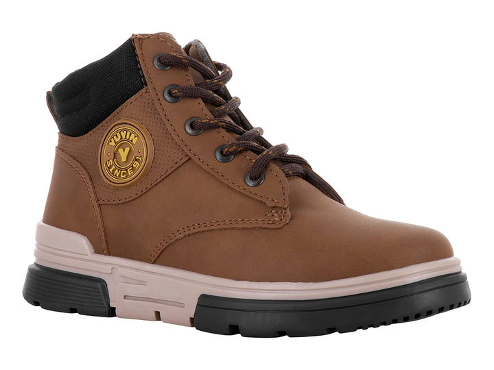 Bota casual color café con suela negra y beige y agujetas.