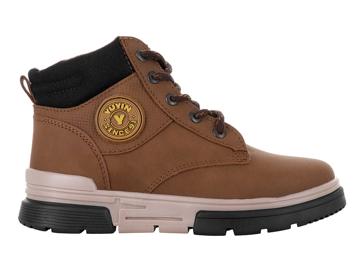 Bota casual color café con suela negra y beige y agujetas.