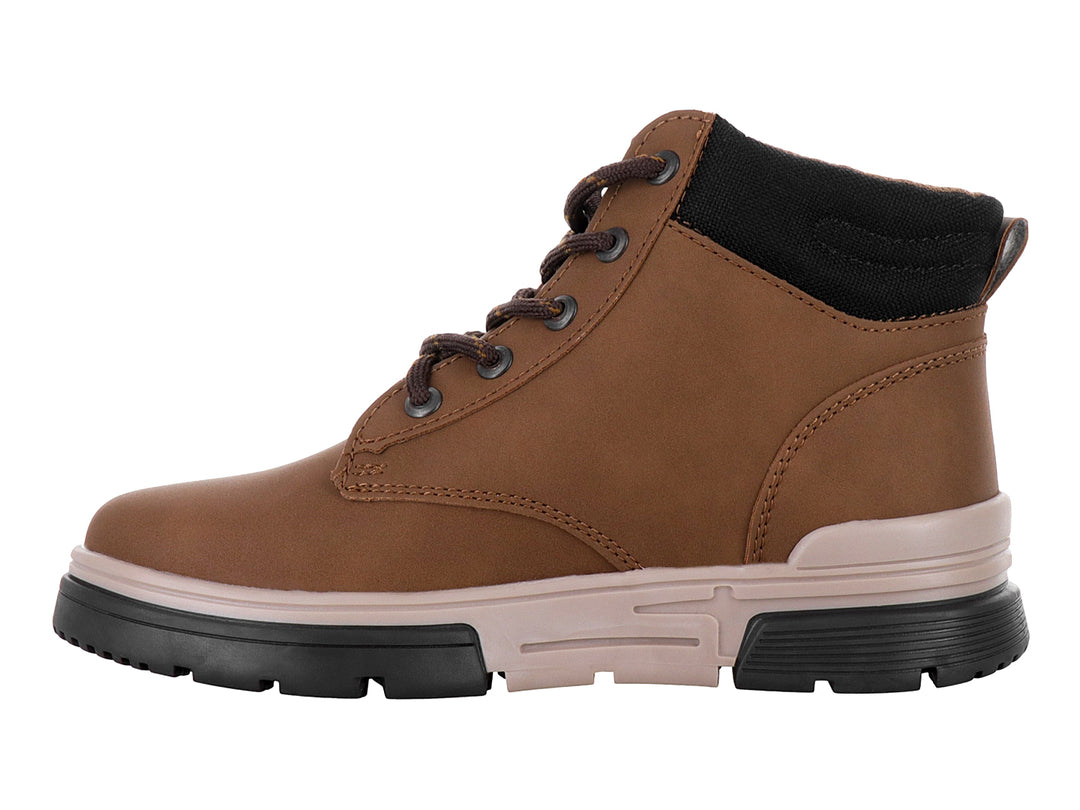Bota casual color café con suela negra y beige y agujetas.