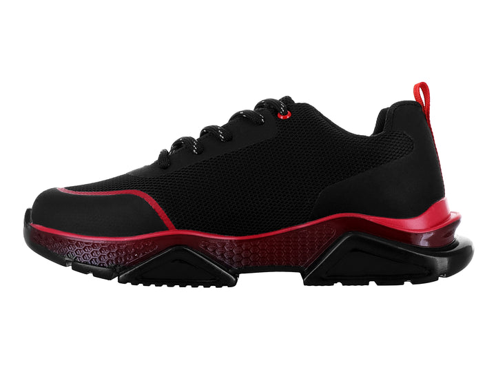 Tenis deportivos infantiles color negro con detalles en rojo y suela gruesa texturizada.