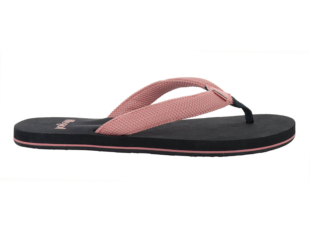 Sandalias negras con correas rosas de textura tejida y suela plana.