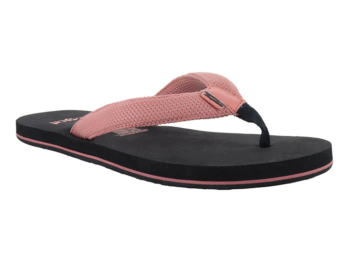 Sandalias negras con correas rosas de textura tejida y suela plana.