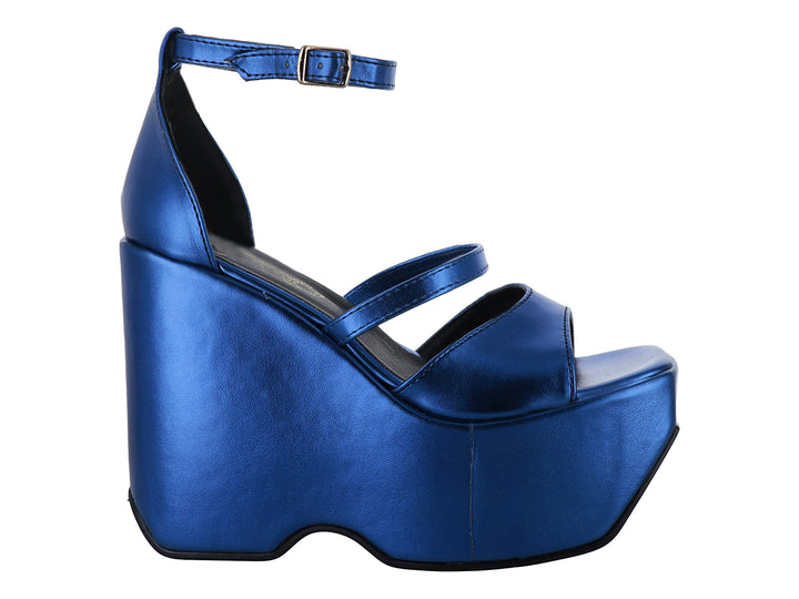 Sandalia de plataforma alta color azul cobalto brillante con correa al tobillo y punta abierta para mujer.
