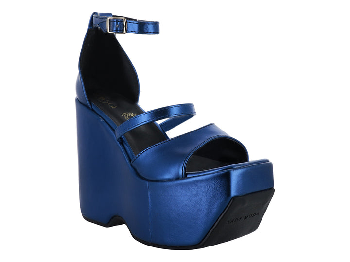 Sandalia de plataforma alta color azul cobalto brillante con correa al tobillo y punta abierta para mujer.