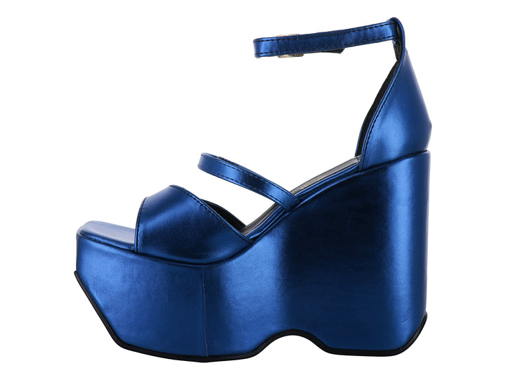 Sandalia de plataforma alta color azul cobalto brillante con correa al tobillo y punta abierta para mujer.
