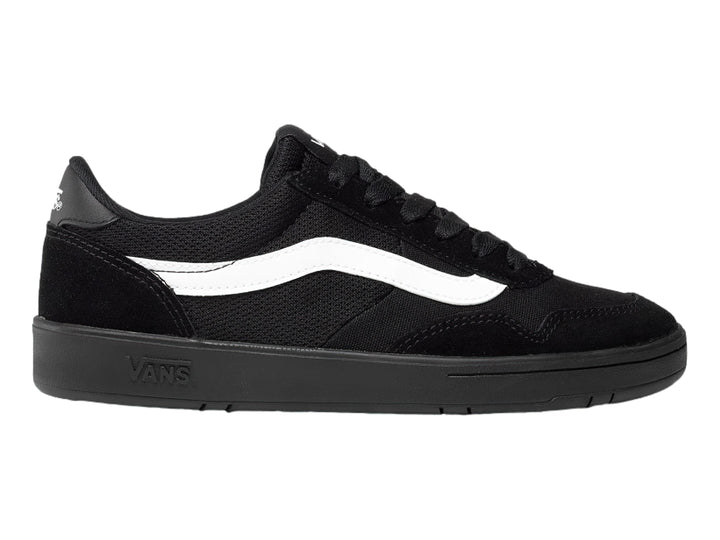 Tenis Vans color negro con franja blanca lateral y suela plana.