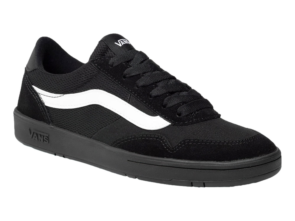 Tenis Vans color negro con franja blanca lateral y suela plana.