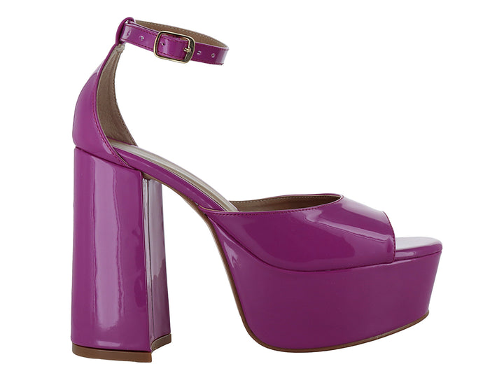 Sandalia de mujer color flamingo con plataforma alta, tacón grueso y correa ajustable al tobillo en acabado brillante.