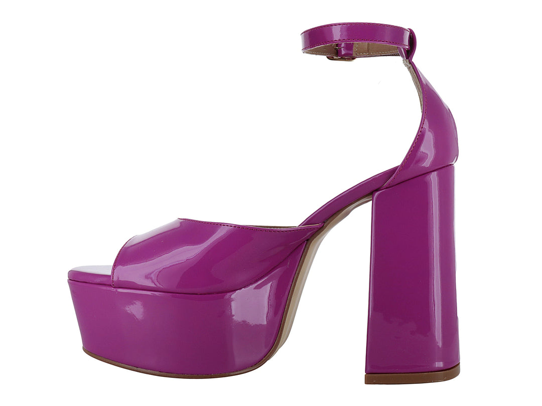 Sandalia de mujer color flamingo con plataforma alta, tacón grueso y correa ajustable al tobillo en acabado brillante.