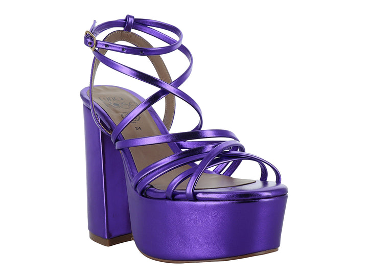 Sandalia de mujer color morado metálico con plataforma, tacón grueso y tiras cruzadas al tobillo.