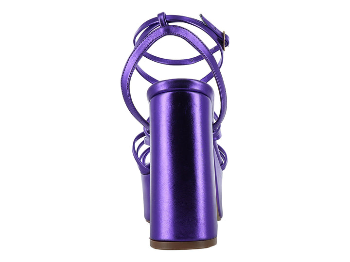 Sandalia de mujer color morado metálico con plataforma, tacón grueso y tiras cruzadas al tobillo.