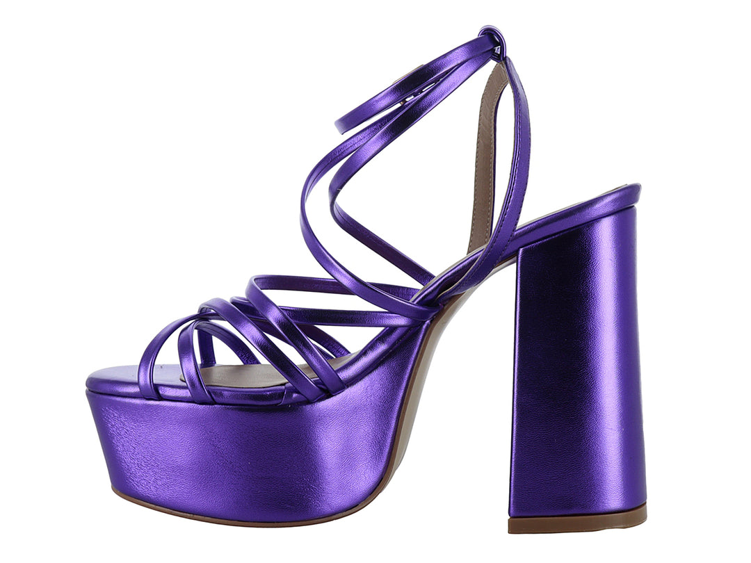 Sandalia de mujer color morado metálico con plataforma, tacón grueso y tiras cruzadas al tobillo.