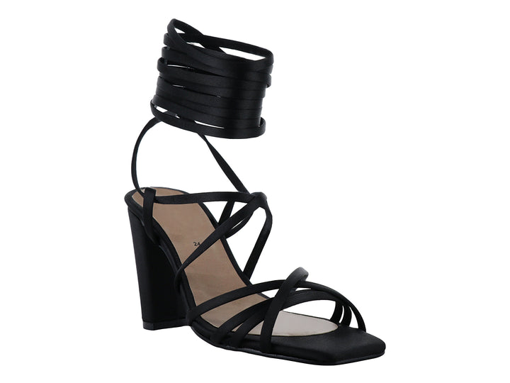 Sandalia de tacón alto color negro con tiras largas envolventes y punta cuadrada.