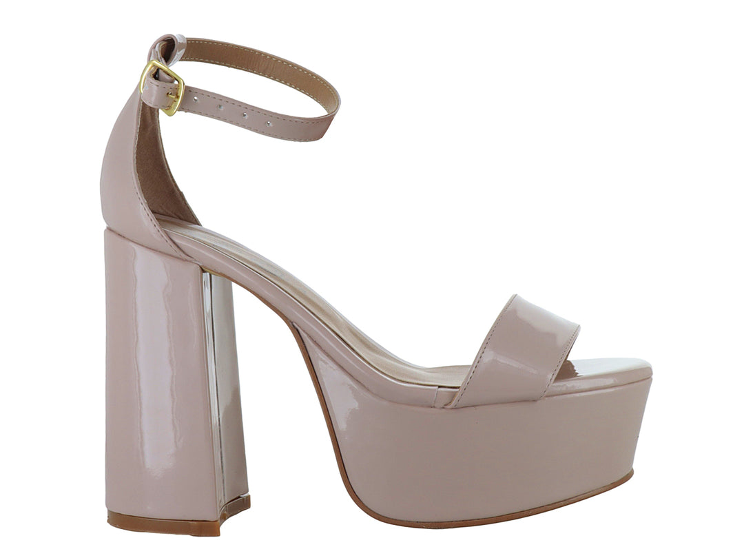 Sandalia de plataforma color beige con tacón cuadrado y correa al tobillo.