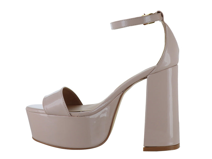 Sandalia de plataforma color beige con tacón cuadrado y correa al tobillo.