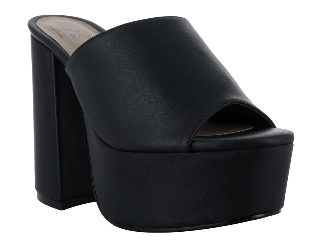 Sandalia de plataforma color negro con tacón grueso y banda ancha frontal para mujer.