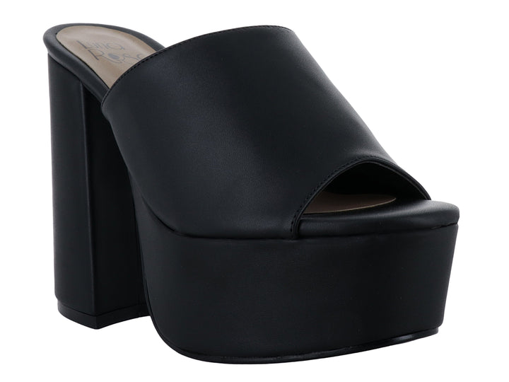 Sandalia de plataforma color negro con tacón grueso y banda ancha frontal para mujer.