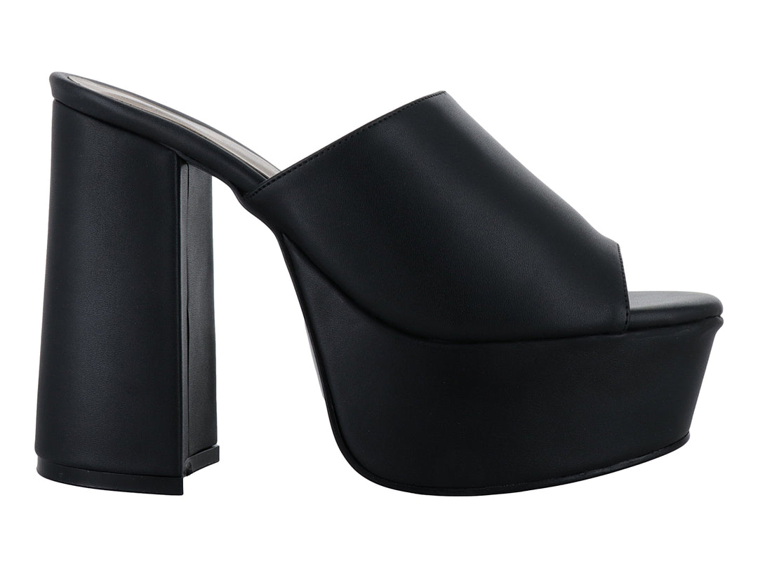 Sandalia de plataforma color negro con tacón grueso y banda ancha frontal para mujer.