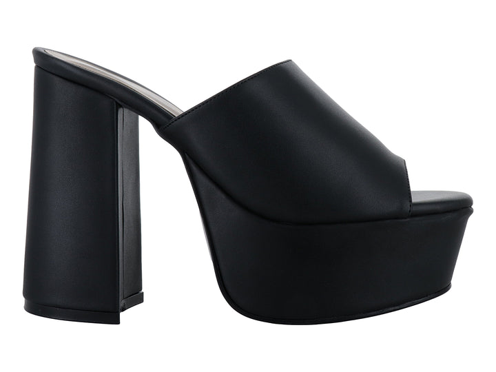 Sandalia de plataforma color negro con tacón grueso y banda ancha frontal para mujer.