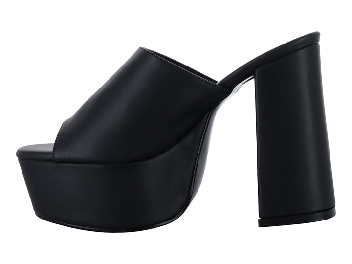 Sandalia de plataforma color negro con tacón grueso y banda ancha frontal para mujer.