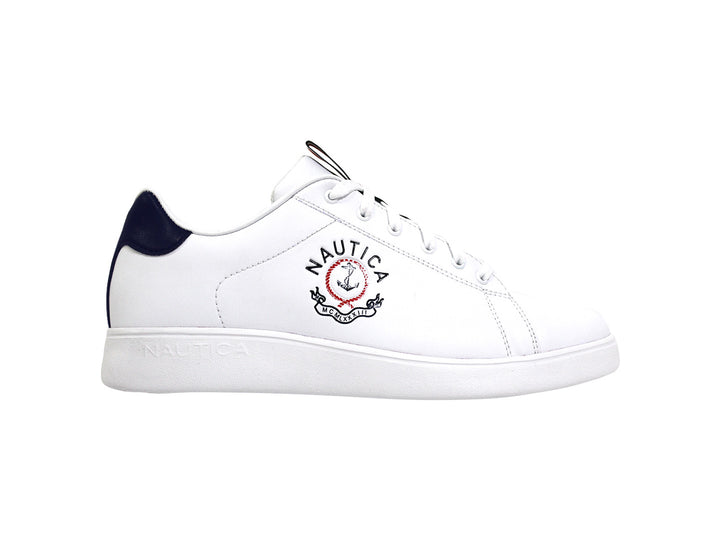 Tenis blancos Nautica con detalle azul marino en el talón y logotipo en el costado.
