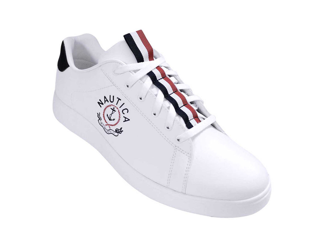 Tenis blancos Nautica con detalle azul marino en el talón y logotipo en el costado.