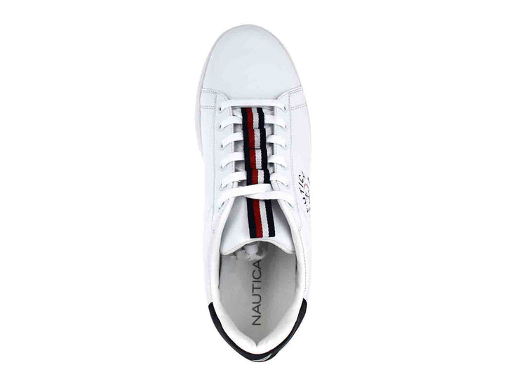 Tenis blancos Nautica con detalle azul marino en el talón y logotipo en el costado.