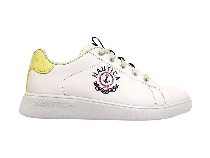 Tenis blancos Nautica con detalles amarillos en el talón y cordones negros.