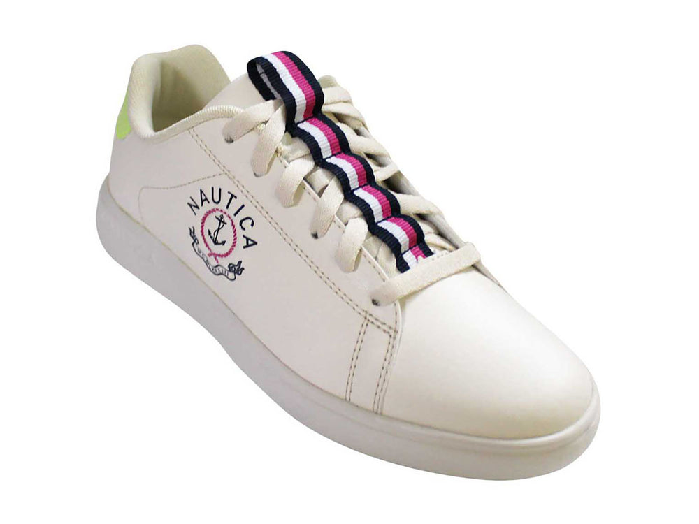 Tenis blancos Nautica con detalles amarillos en el talón y cordones negros.