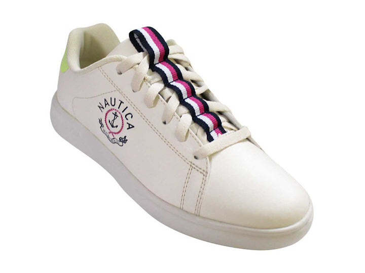 Tenis blancos Nautica con detalles amarillos en el talón y cordones negros.