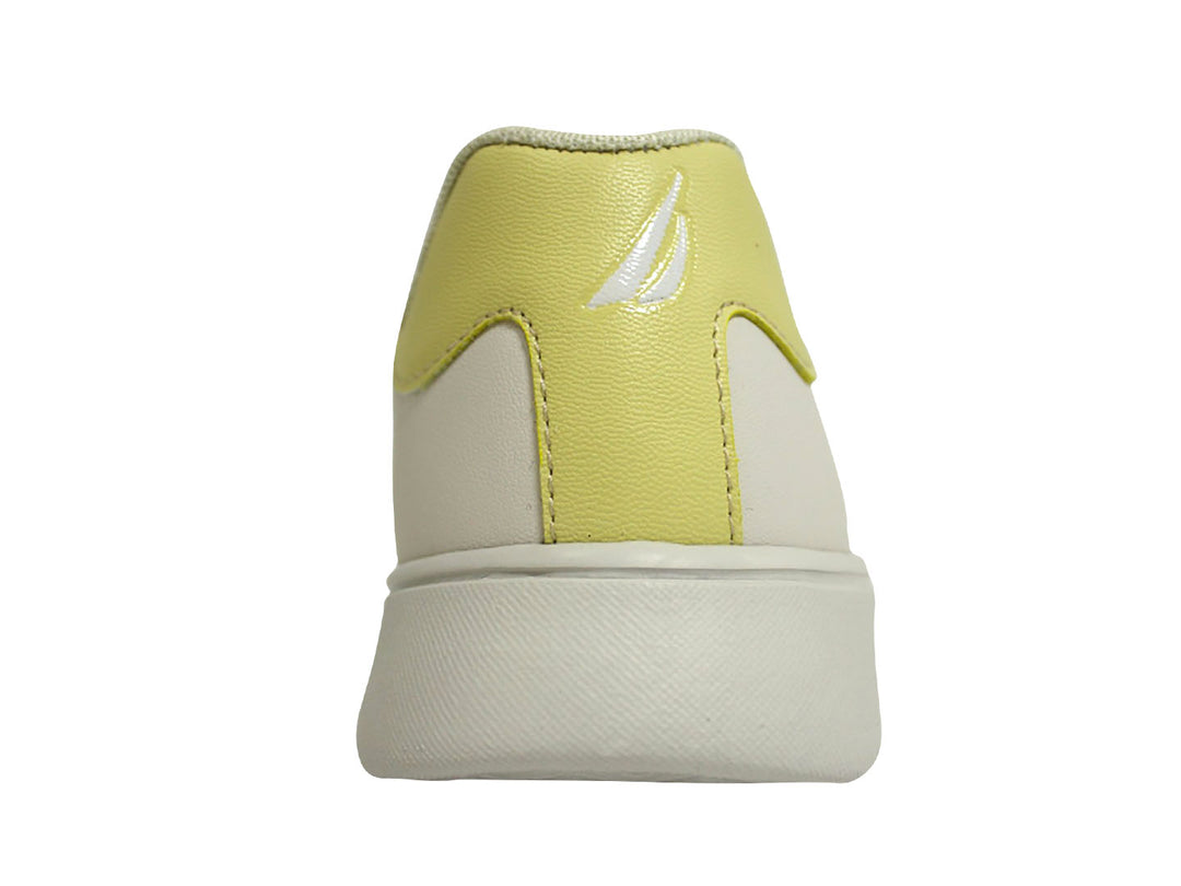 Tenis blancos Nautica con detalles amarillos en el talón y cordones negros.