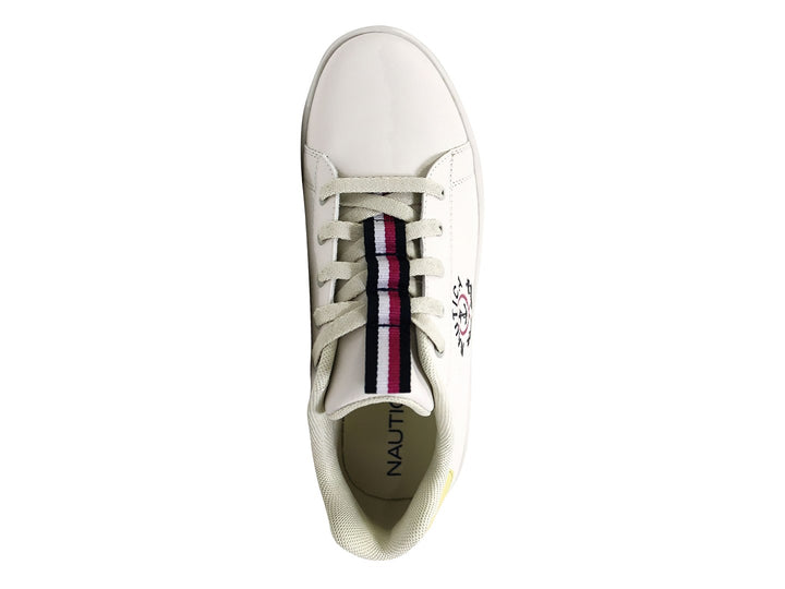 Tenis blancos Nautica con detalles amarillos en el talón y cordones negros.