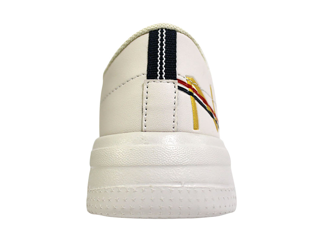Tenis blancos de plataforma marca Nautica con letras doradas en el lateral y detalles en rojo y azul.