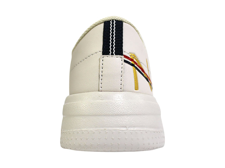 Tenis blancos de plataforma marca Nautica con letras doradas en el lateral y detalles en rojo y azul.