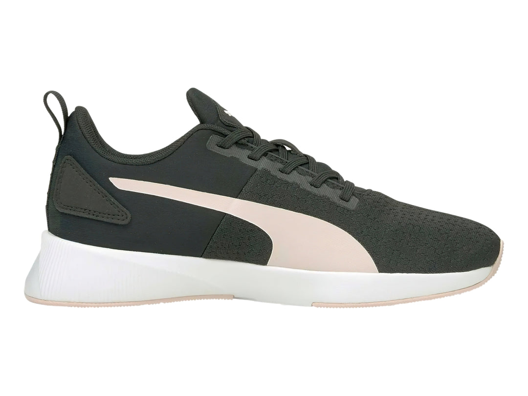 Tenis deportivos PUMA para mujer en color negro con franja rosa pálido y suela blanca.