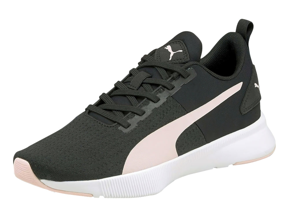 Tenis deportivos PUMA para mujer en color negro con franja rosa pálido y suela blanca.