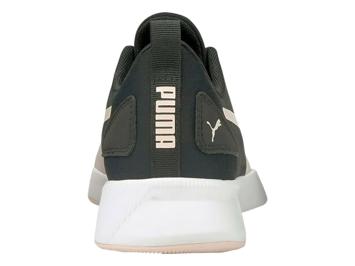 Tenis deportivos PUMA para mujer en color negro con franja rosa pálido y suela blanca.
