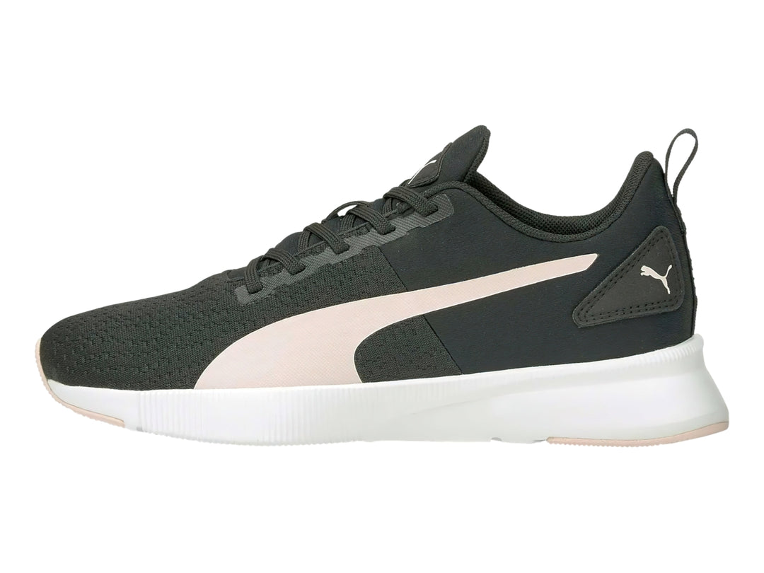 Tenis deportivos PUMA para mujer en color negro con franja rosa pálido y suela blanca.