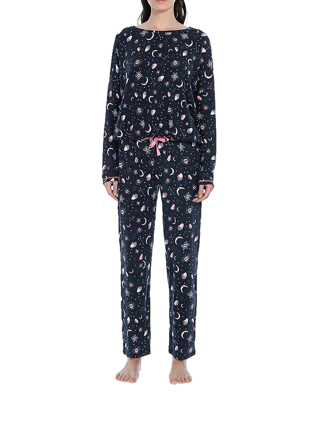 Pijama azul marino de dos piezas con estampado celestial y cordón rosa en la cintura.