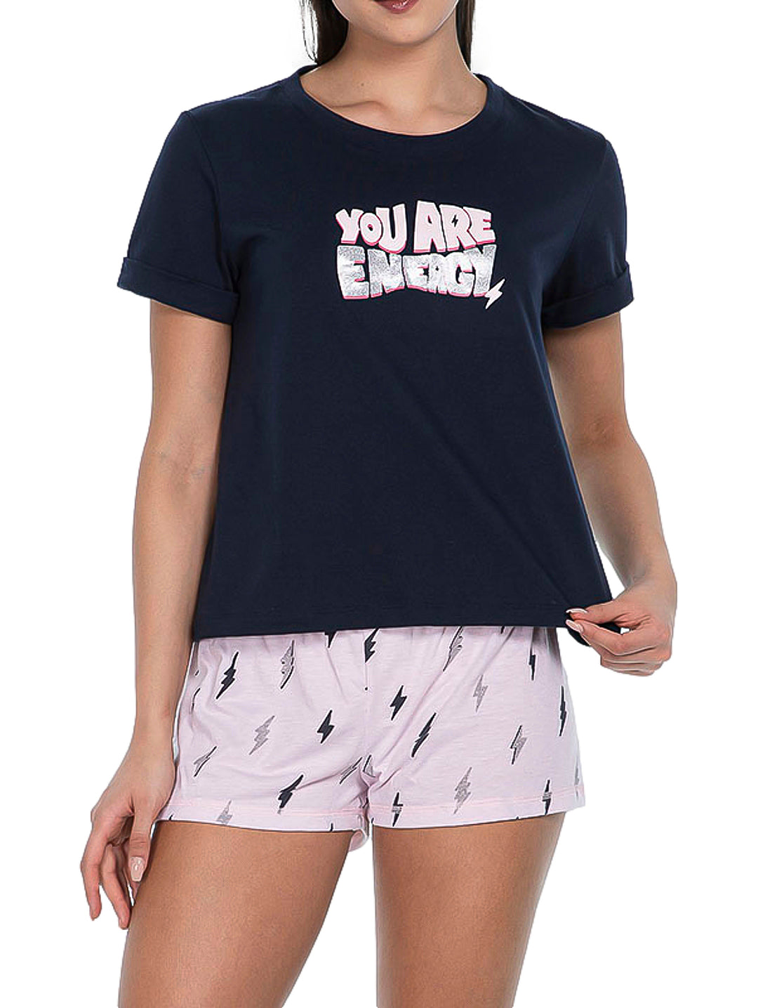 Conjunto de pijama para mujer compuesto por camiseta color marino y short rosa con estampado de rayos.