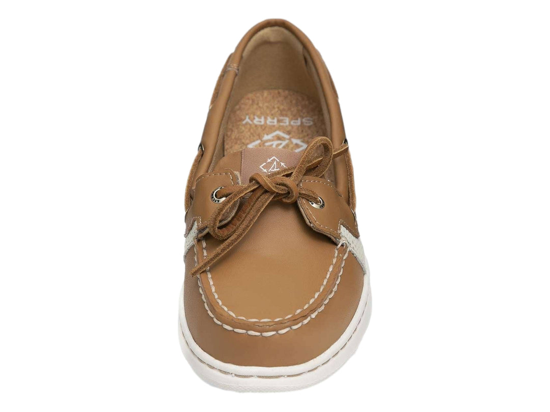 Zapato náutico Sperry de cuero color tan con detalles perforados blancos y suela blanca.