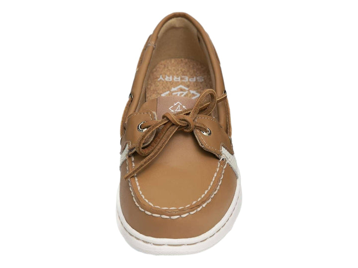 Zapato náutico Sperry de cuero color tan con detalles perforados blancos y suela blanca.