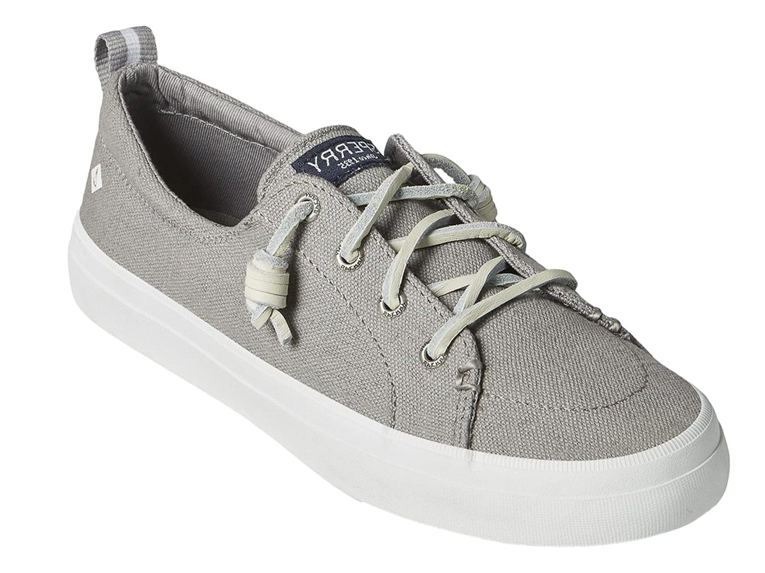 Zapato casual Sperry de tela color azul con suela blanca y cordones coordinados.