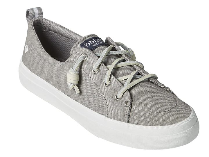 Zapato casual Sperry de tela color azul con suela blanca y cordones coordinados.