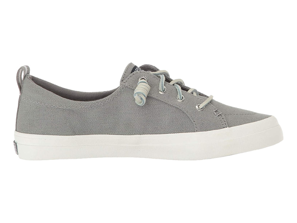 Zapato casual Sperry de tela color azul con suela blanca y cordones coordinados.